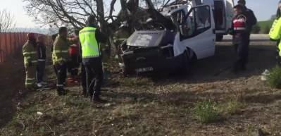 Kırıkkale'de kamyonet ağaca &ccedil;arptı: 1 &ouml;l&uuml;, 1'i bebek 2 yaralı