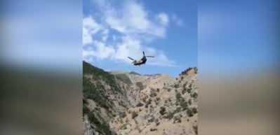 Kırıma uğrayan Black Hawk&rsquo;ı Chinook sırtladı