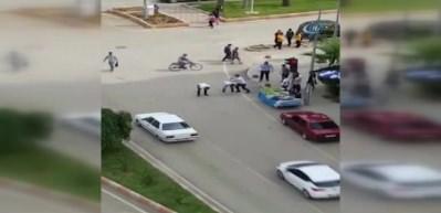 Kırmızı ışıkta birdirbir oynadılar! O anlar kamerada