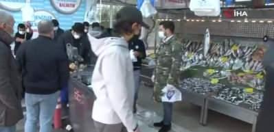 Kısıtlama günü, balık tezgahlarına vatandaşlardan yoğun ilgi