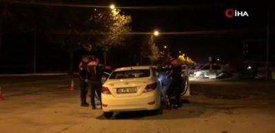 Kısıtlamada sokağa &ccedil;ıktı, cezayı yiyince gazetecilere t&uuml;k&uuml;rd&uuml;