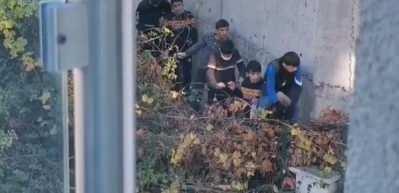 Kısıtlamayı ihlal eden &ccedil;ocuklar ekip otosunun siren sesini duyunca ka&ccedil;ıp saklandı