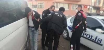 Polisten ka&ccedil;an zanlı pes dedirtti! Sahte para ve uyuşturucuyu 'Bakkaldan aldım' dedi