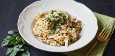 Kızarmış soğanlı Sp&auml;tzle tarifi
