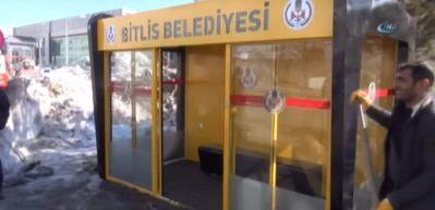 Klimalı ve televizyonlu otob&uuml;s durağı