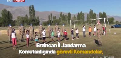 Komutan kaleye ge&ccedil;ti, &ccedil;ocuklar komandolarla ma&ccedil; yaptı