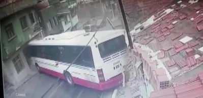 Kontrolden &ccedil;ıkan otob&uuml;s sokaktaki evlere b&ouml;yle &ccedil;arptı!