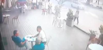 Kontrolden &ccedil;ıkan otomobil pastaneye girdi