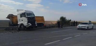Kontrolden &ccedil;ıkan tır bariyerlere &ccedil;arparak durabildi