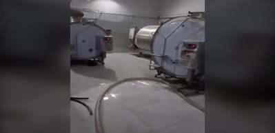 Konya&rsquo;da S&uuml;t Fabrikasında Skandal G&ouml;r&uuml;nt&uuml;ler! Kazanın İ&ccedil;ine Girip..