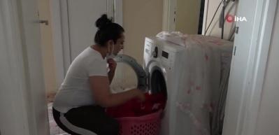 T&uuml;rk bayraklarını &ccedil;&ouml;pten &ccedil;ıkarıp balkonuna astı