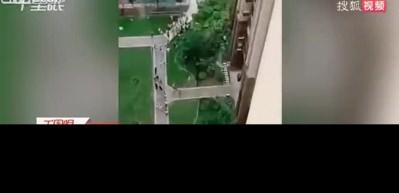 Korku dolu anlar! 6. kattaki balkondan aşağı sarktı...