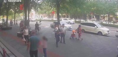 Korkun&ccedil; anlar! 6 yaşındaki &ccedil;ocuğun kafasına cam d&uuml;şt&uuml;...