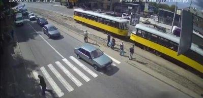 Korkun&ccedil; kaza kamerada! Baba-oğul metrelerce savruldu