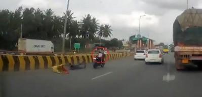 Korkun&ccedil; kaza... Motosikletin &uuml;zerinde bebek tek başına!