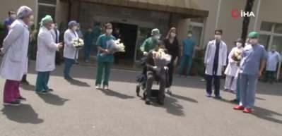 Korona vir&uuml;s&uuml; yenen sağlık &ccedil;alışanları alkışlarla taburcu oldu
