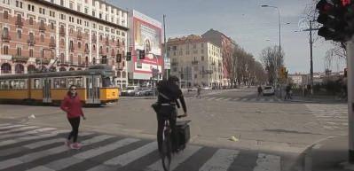 Koronavir&uuml;sle m&uuml;cadele eden İtalya'da Milano sokakları boşaldı