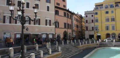 Koronavir&uuml;sle m&uuml;cadele eden İtalya'da Roma sokakları boşaldı 