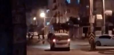Koronavir&uuml;s&uuml; hi&ccedil;e sayıp sokak ortasında "Erik Dalı" eşliğinde oynadılar! Polisin gelmesiyle...
