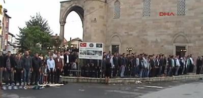 Kosova'da M&uuml;sl&uuml;manlar camilere akın etti