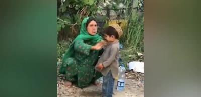 K&ouml;t&uuml; şartlarda &ccedil;ocuklarına bakan anne davranışıyla y&uuml;rekleri dağladı!