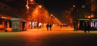 Kovid-19 nedeniyle kendilerini izole eden Kosova'daki vatandaşlardan balkondan protesto