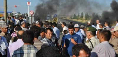 K&ouml;yl&uuml;ler yol kesti: 4 asker, 1 polis yaralandı