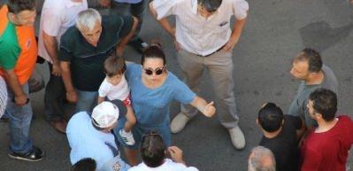 Kucağında &ccedil;ocuğuyla meydan okudu!