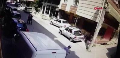Kucağındaki bebeğinden de utanmadı...