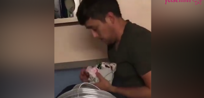 Kucağındaki bornozu yeni doğan bebeği zanneden uykulu baba!