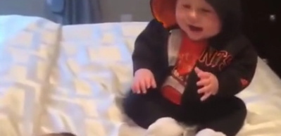 K&uuml;&ccedil;&uuml;k bebeğin aklını alan k&ouml;pek
