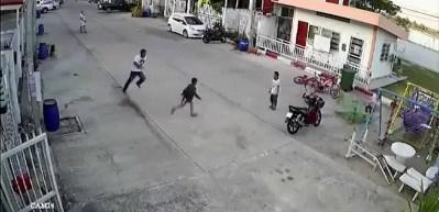 K&uuml;&ccedil;&uuml;k &ccedil;ocuğa u&ccedil;an tekme atan adam hayatının dayağını yedi!