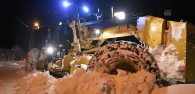 K&uuml;&ccedil;&uuml;k &ccedil;ocuğu hastaneye ulaştırmak i&ccedil;in 8 saat tipiyle m&uuml;cadele ettiler 