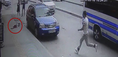 K&uuml;&ccedil;&uuml;k &ccedil;ocuğun 5. kattan d&uuml;şme anı g&uuml;venlik kamerasında
