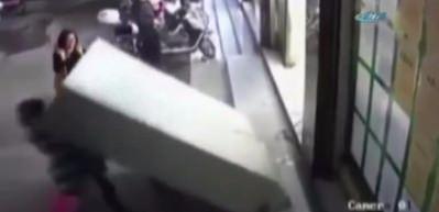 K&uuml;&ccedil;&uuml;k &ccedil;ocuk dolabın altında can verdi