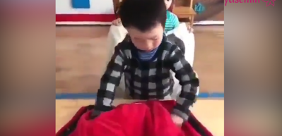 K&uuml;&ccedil;&uuml;k &ccedil;ocukların disiplinli halleri şaşırttı!