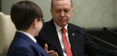 K&uuml;&ccedil;&uuml;k Cumhurbaşkanı'nın yanıtı salonu g&uuml;l&uuml;msetti