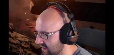 K&uuml;&ccedil;&uuml;k kız oyun oynayan babasını b&ouml;yle korkuttu 