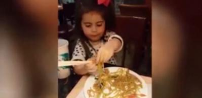 K&uuml;&ccedil;&uuml;k kızdan "Chopstick"le makarna dersi