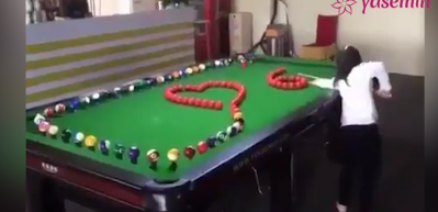 K&uuml;&ccedil;&uuml;k kızın bilardodaki usta hareketleri!