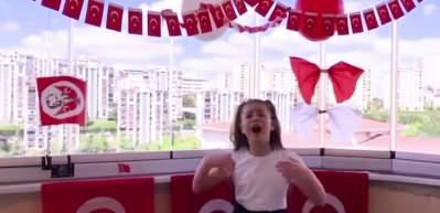 K&uuml;&ccedil;&uuml;k oyuncu Memişoğlu 23 Nisan videosunda duygulandırdı