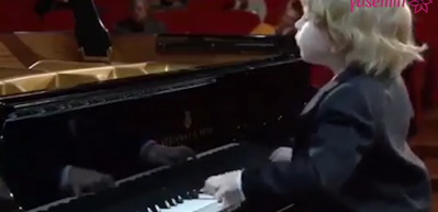 K&uuml;&ccedil;&uuml;k piyanistin performans sergilerken kendinden ge&ccedil;tiği an!