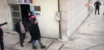 Kumarhaneye &ccedil;evrilen iş merkezinde 25 kişi su&ccedil;&uuml;st&uuml; yakalandı