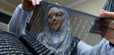 Kur'an-ı Kerim'i ipek sayfalara yazdı