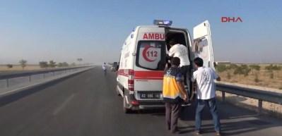 Kurbanlık dolu kamyon otob&uuml;se &ccedil;arptı!