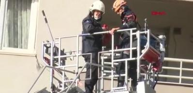 Kurtarma ekibi, yan yatan binanın 6&rsquo;ncı katındaki T&uuml;rk bayrağını &ouml;p&uuml;p katlayarak indirdi