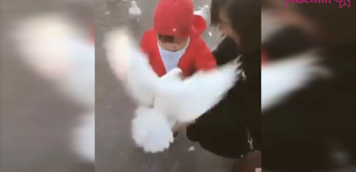 Kuşla yemeğini paylaşan minik