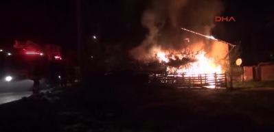 K&uuml;tahya'da tek katlı ev alev alev yandı