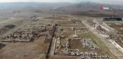 Laodikeia Antik Kenti'nde 171 eser g&uuml;n y&uuml;z&uuml;ne &ccedil;ıkarıldı