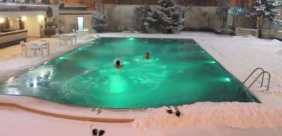Lapa lapa kar yağışı altında havuz sefası